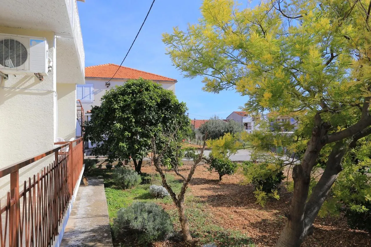 Apartments With A Parking Space Trogir - 18116