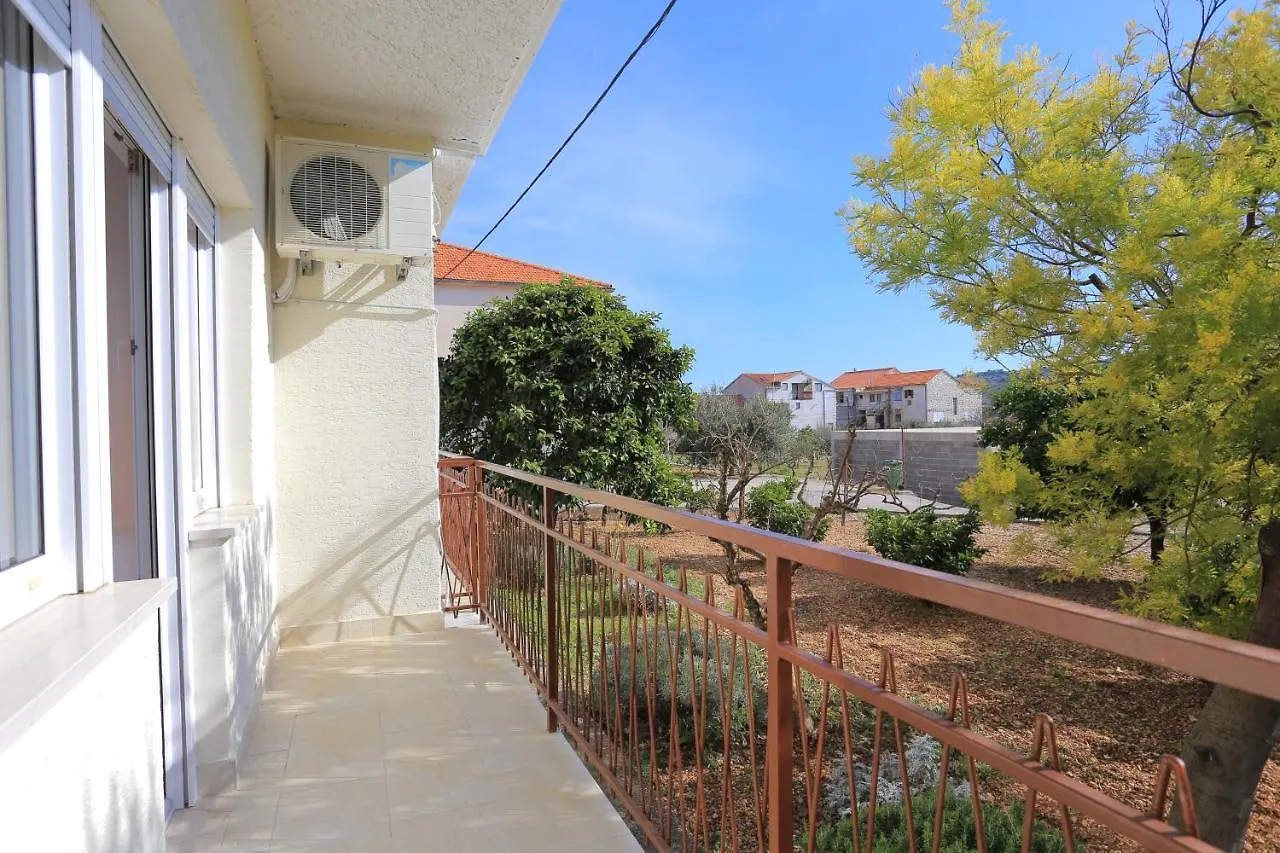 Apartments With A Parking Space Trogir - 18116